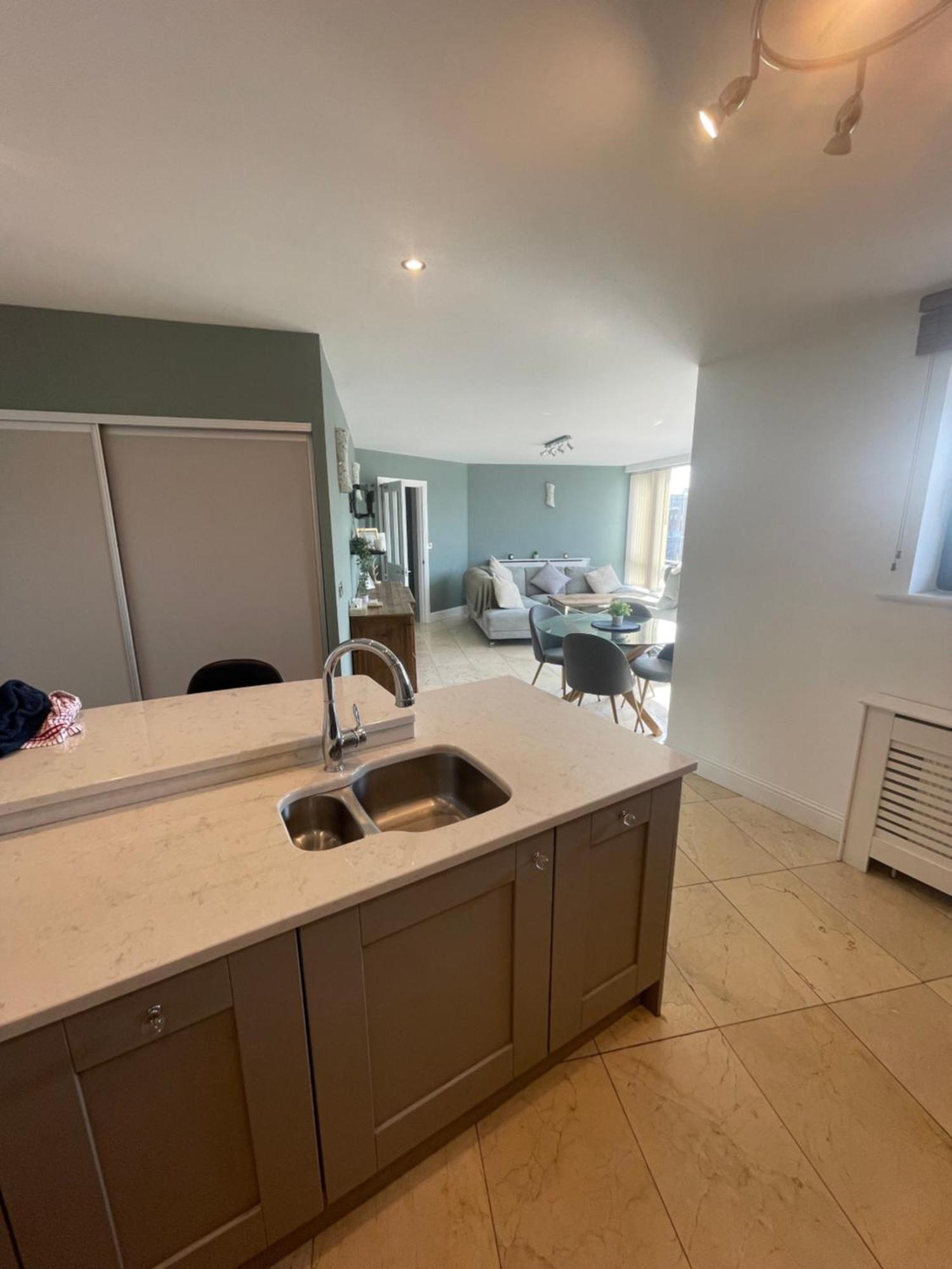 Fabulous And Sunny 2 Bed Apartment, In City Centre Cork Luaran gambar