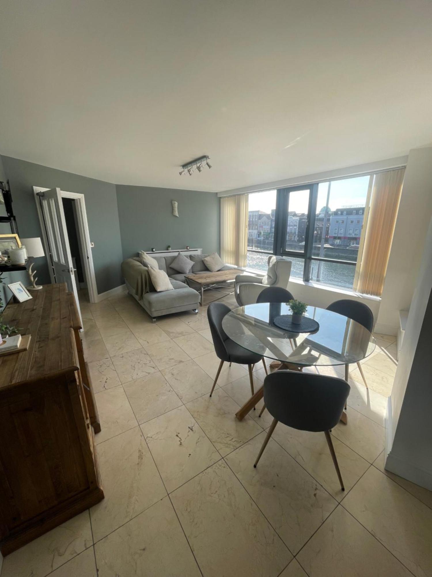 Fabulous And Sunny 2 Bed Apartment, In City Centre Cork Luaran gambar