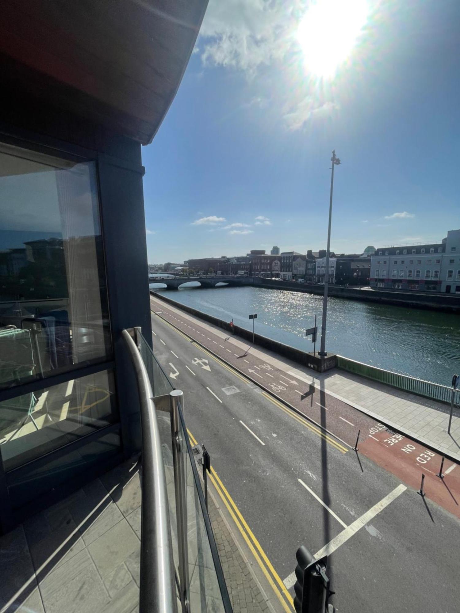 Fabulous And Sunny 2 Bed Apartment, In City Centre Cork Luaran gambar